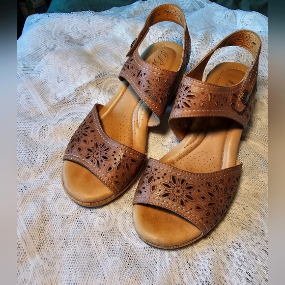Biza Morocco Chunky Heeled Clog Leather Laser Cut  size 9 - Picture 1 of 7